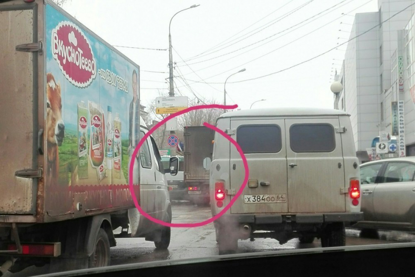 Маршрутка и грузовик столкнулись возле Ворошиловского ТЦ