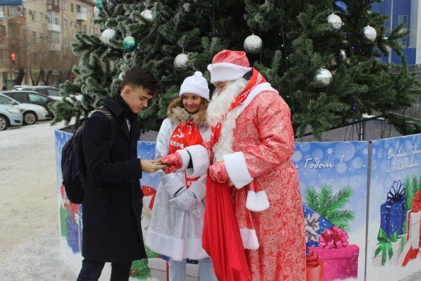 В Волгограде Дед Мороз с серпом и молотом дарил конфеты с напоминанием об основании СССР