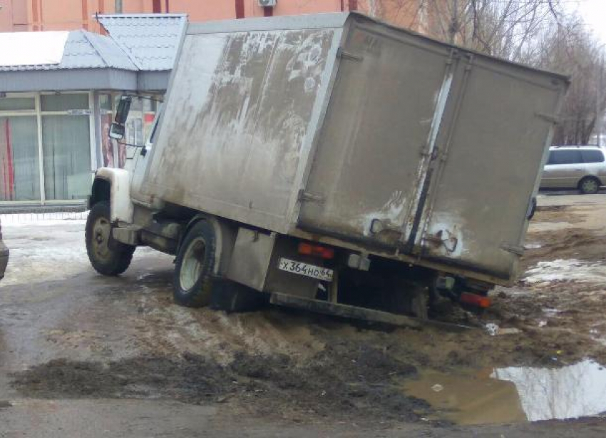 Волгоградский асфальт треснул под тяжестью малогабаритного грузовика 