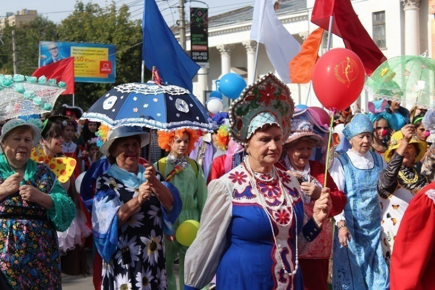 В честь Дня города по центру Волгограда прошла цирковая кавалькада