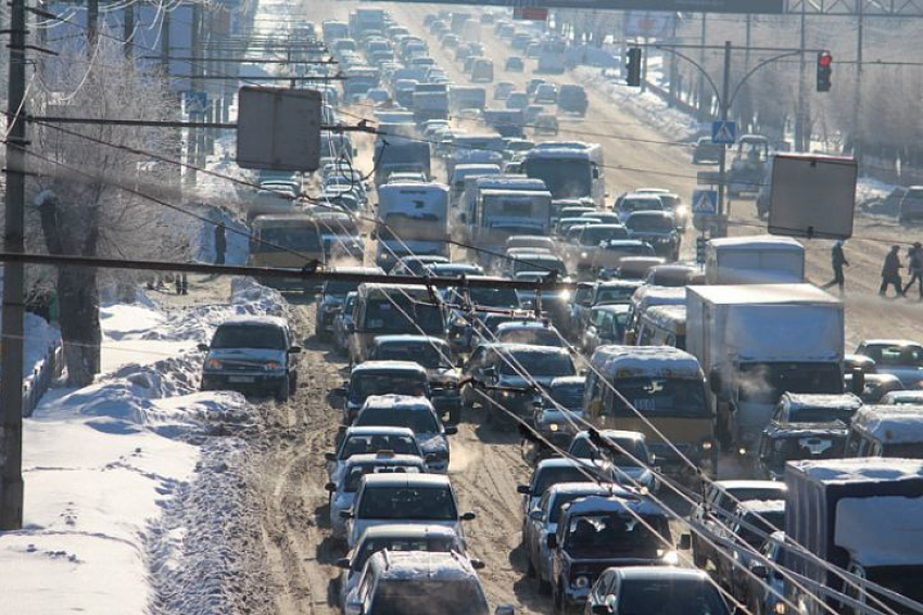 В Ворошиловском районе образовалась пробка из-за двух ДТП 