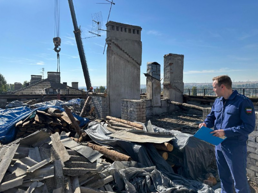 Дом с клеенкой вместо крыши начали ремонтировать после публичной «порки» в Волгограде 