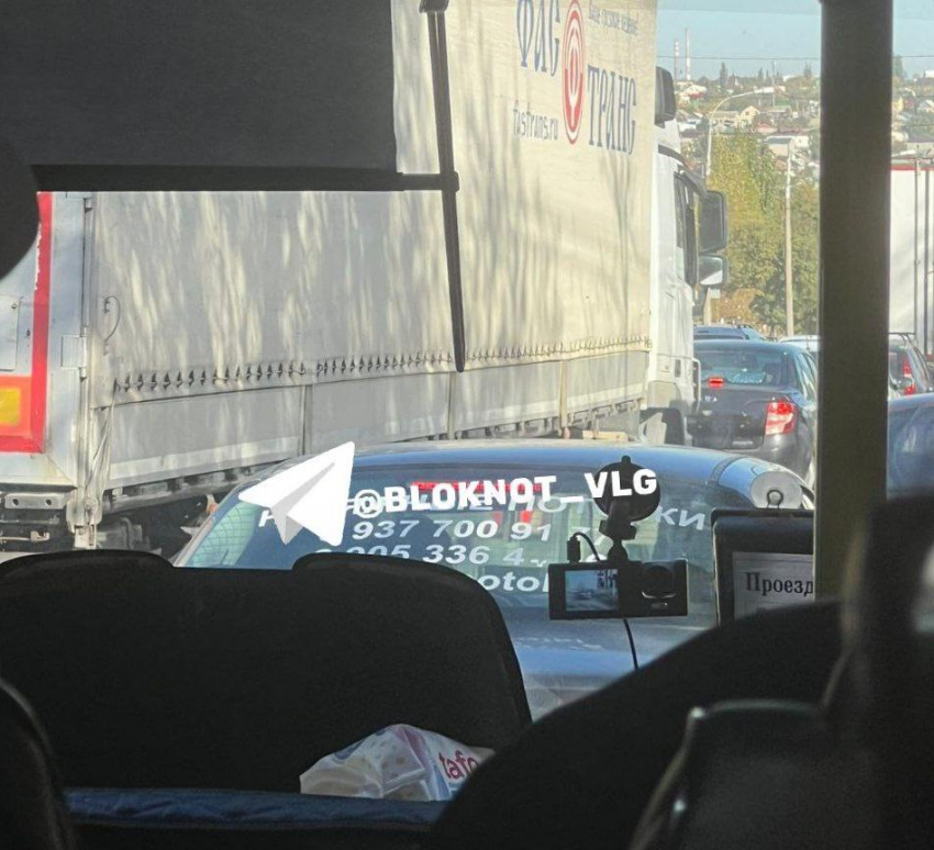 «Едем два часа»: гигантская пробка парализовала Университетский проспект в Волгограде 