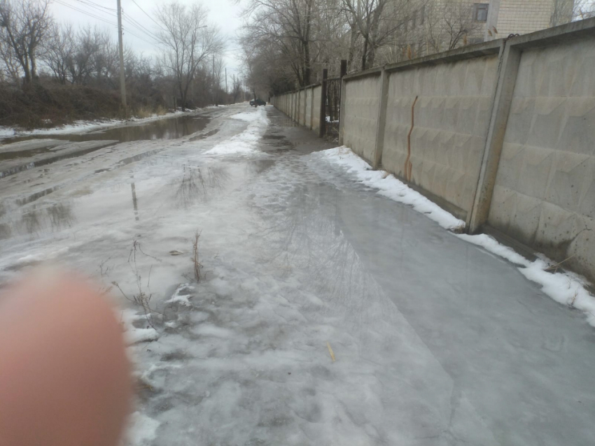 Опасно выходить из дома: улицы Волгограда превратились в сплошной каток