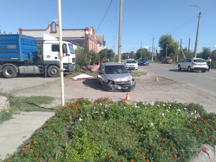40-летняя женщина-водитель снесла на Lada Granta клумбу и попала в больницу в Волгоградской области