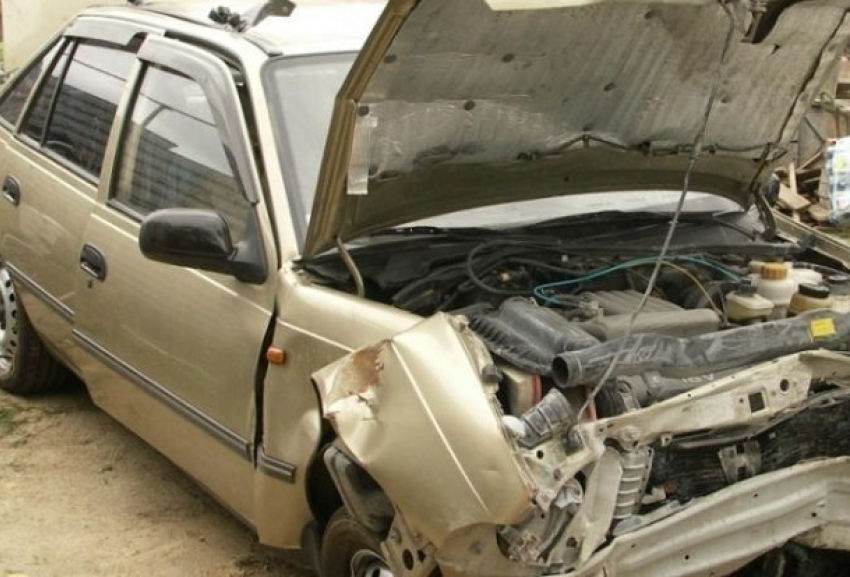 Молодой водитель Daewoo протаранил стоявший Volkswagen Touareg  на севере Волгограда