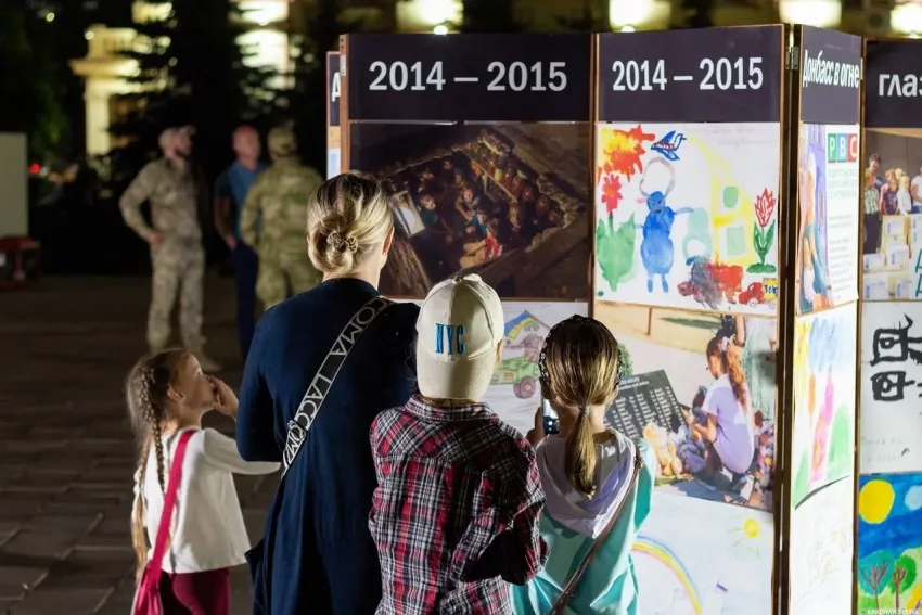 Бомбежки, плачущее солнце и кровавая ладошка: картины детей Донбасса выставили в Волгограде