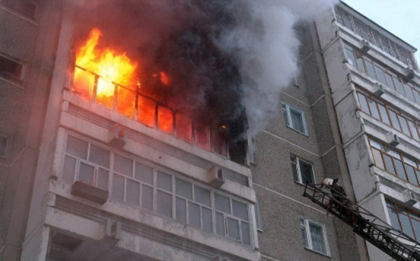 Многоквартирный дом загорелся на севере Волгограда