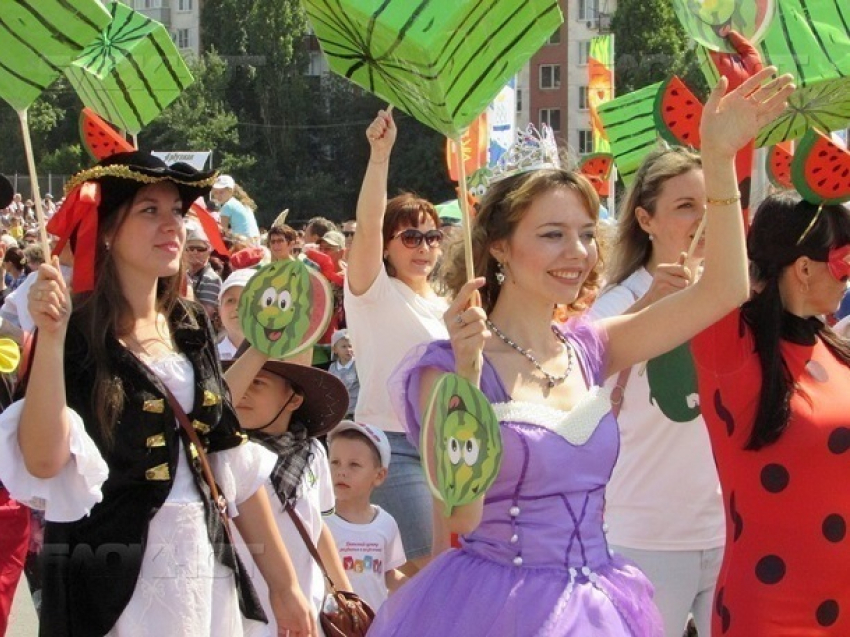 Бременские музыканты, гигантские арбузы и полицейские ретро-автомобили: Камышин отметил арбузный фестиваль