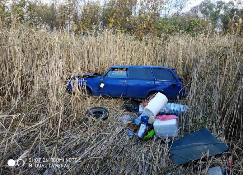 Водитель  LADA потерял колесо на трассе в Волгоградской области: машина рухнула в кювет