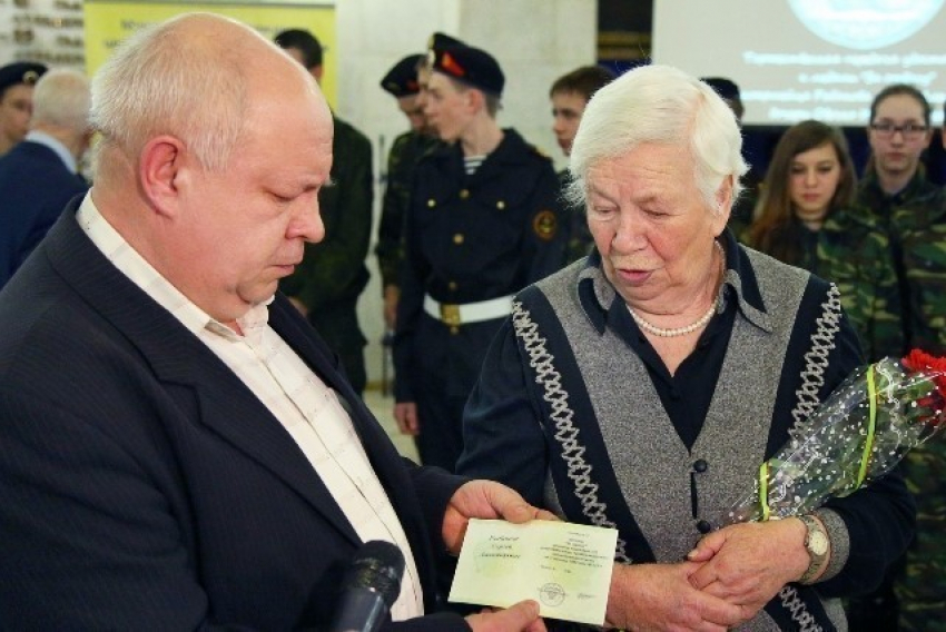 В Волгограде родственникам погибшего красноармейца вручили медаль «За отвагу» 