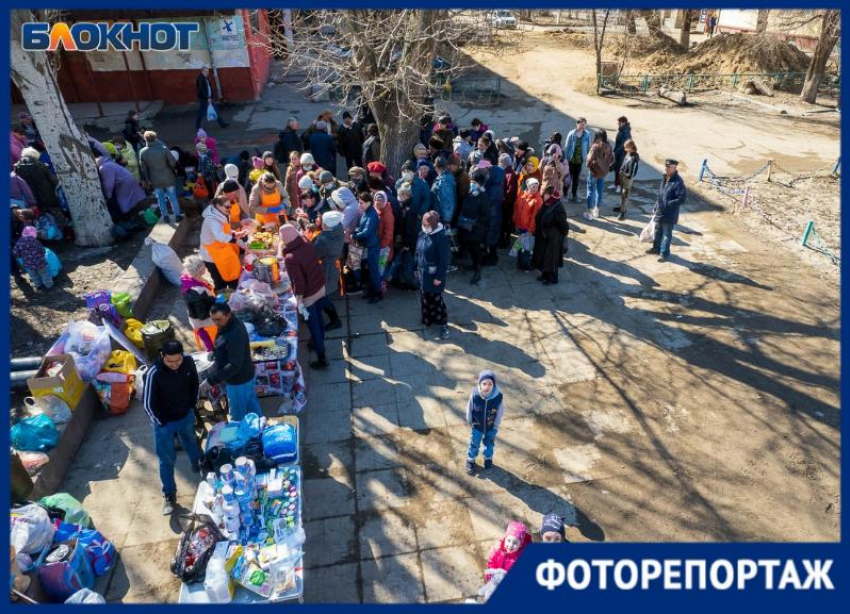 Волонтеры в Волгограде кормят голодных детей и взрослых