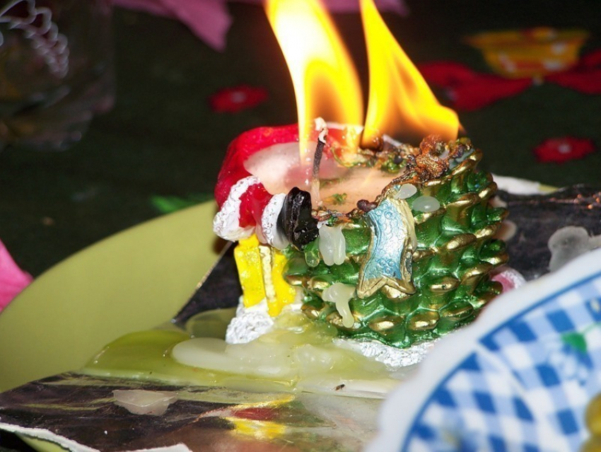 На севере Волгограда женщина чуть не сожгла квартиру свечкой