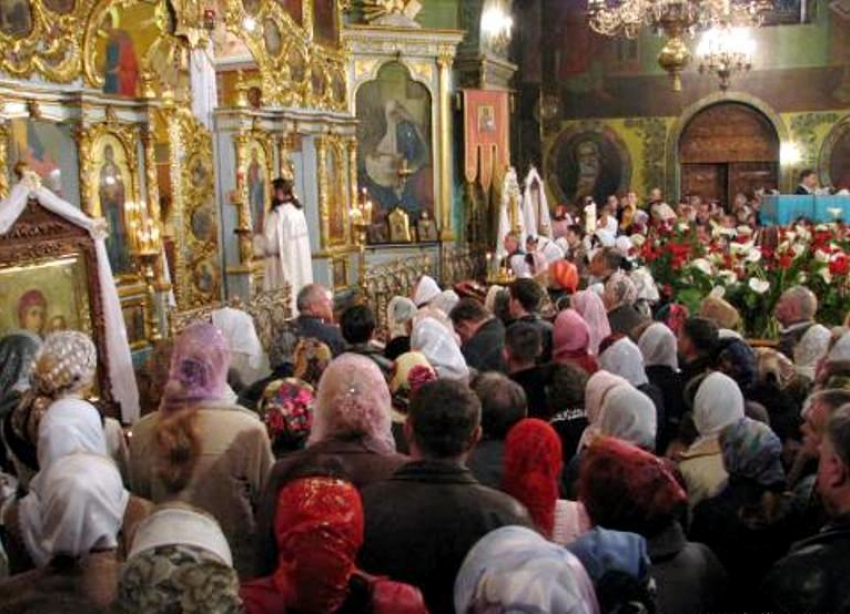 На службу в Казанский собор пришли 2 тысячи верующих 