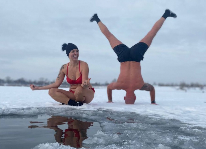 Волгоградские «моржи» открыли пляжный сезон в 20-градусный мороз: видео