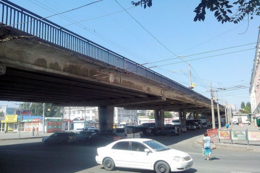 Комсомольский путепровод будет подсвечен зеленым и синим цветами 