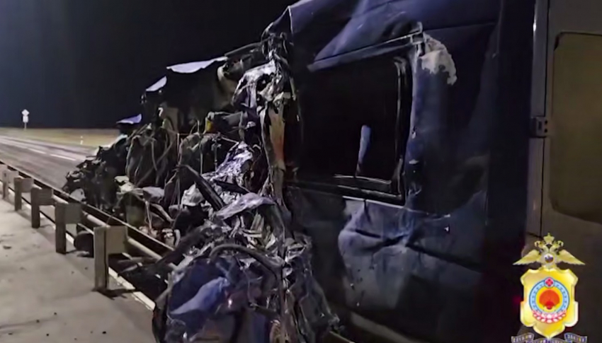 Железо смято и изорвано: опубликовано видео с места смертельного ДТП автобуса с волгоградцами в Калмыкии