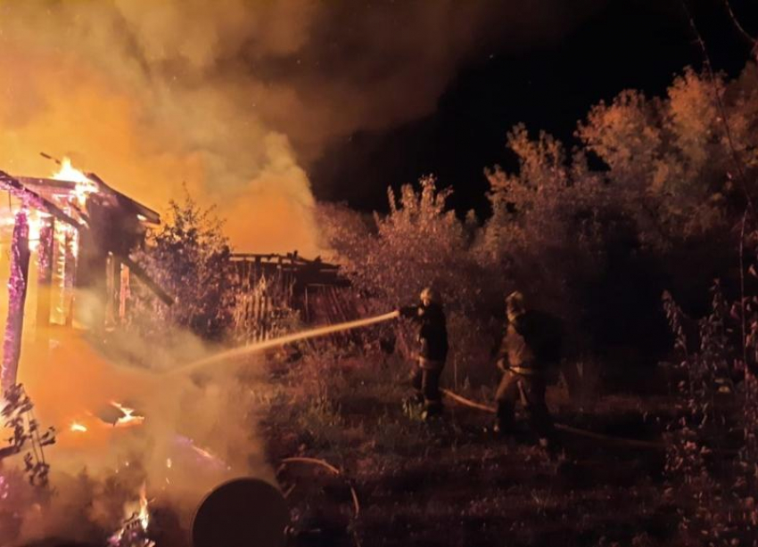 Дачника чудом спасли из горящего дома в Волгоградской области 
