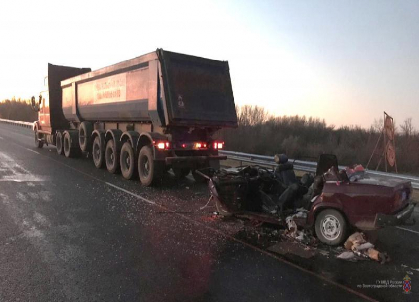 Снесло крышу: в Иловлинском районе водитель проехал на красный и оказался в больнице