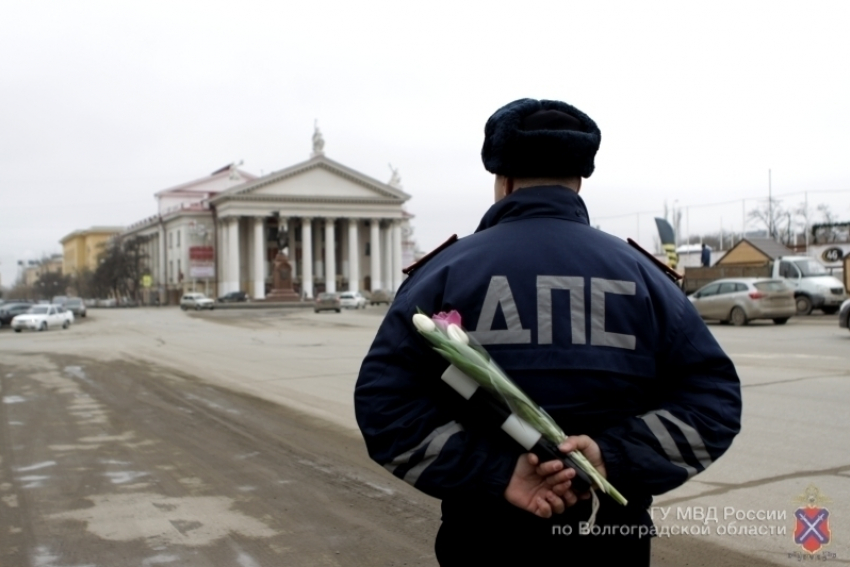 В Волгограде автоледи получили цветы от полицейских и «Ночных волков"