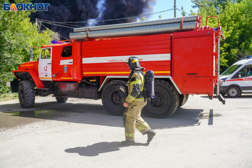 Гаражный кооператив загорелся в Волгограде 