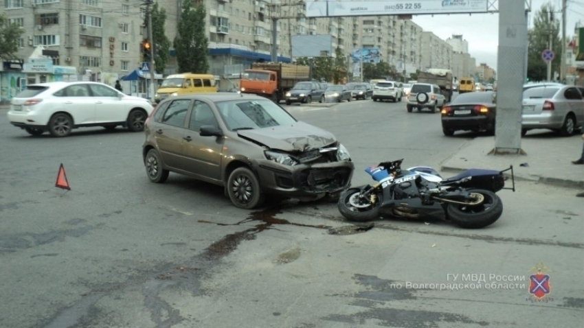 В центре Волгограда пенсионер на Lada сбил молодого мотоциклиста