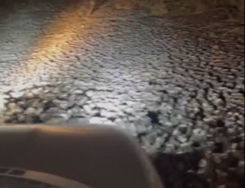 В фекальную ловушку попали волгоградцы на автомобиле: вылезали через окна