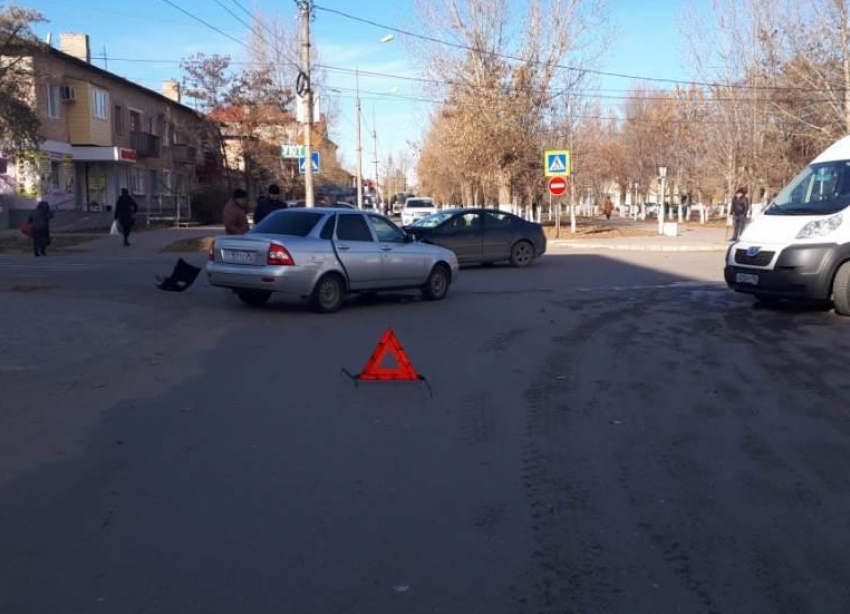 Годовалая и шестилетняя девочки попали в больницу в Михайловке из-за мужчины на Peugeot