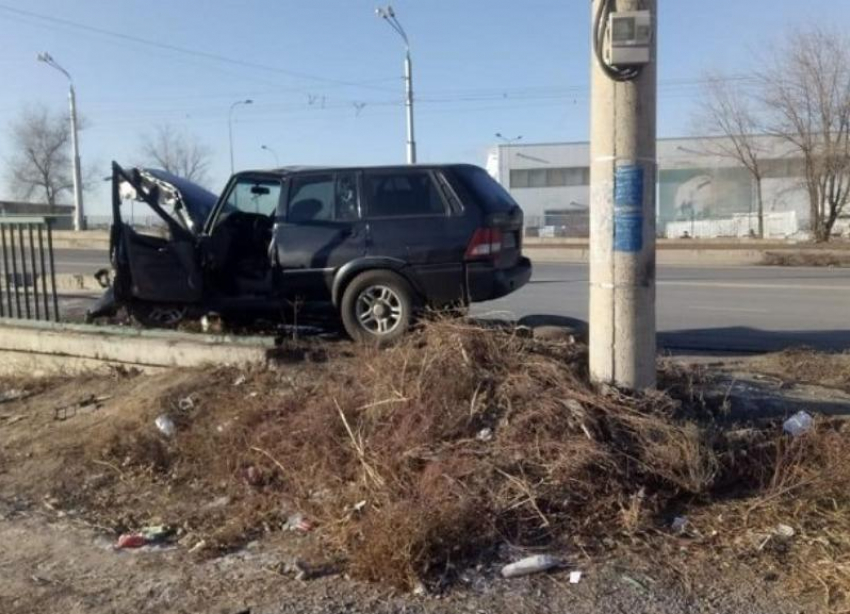 Водитель кроссовера умер в карете скорой помощи после страшного ДТП в Волжском