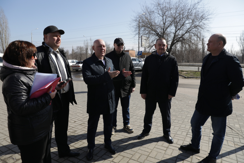 Волгоградских депутатов прокатили по ухабам убитых дорог на юге города