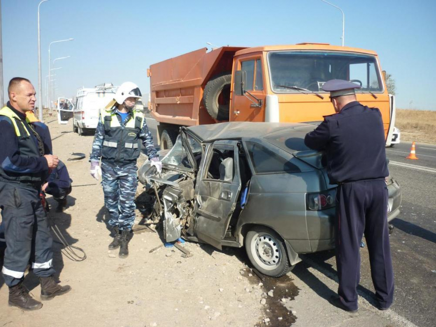В Волгограде в массовом ДТП пострадали два водителя и 28-летняя девушка