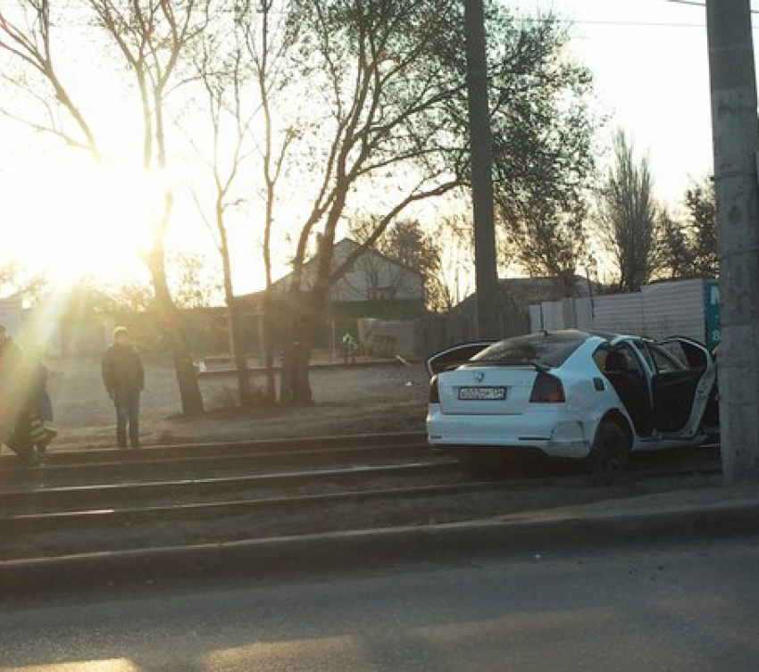 В Волгограде авария парализовала движение трамваев и машин 