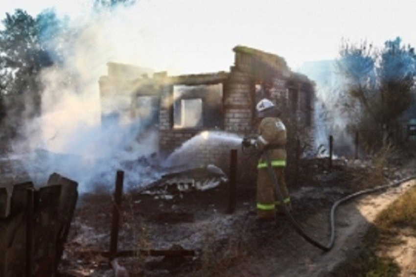 Двое мужчин обгорели во время пожара в вагончике в Волгоградской области