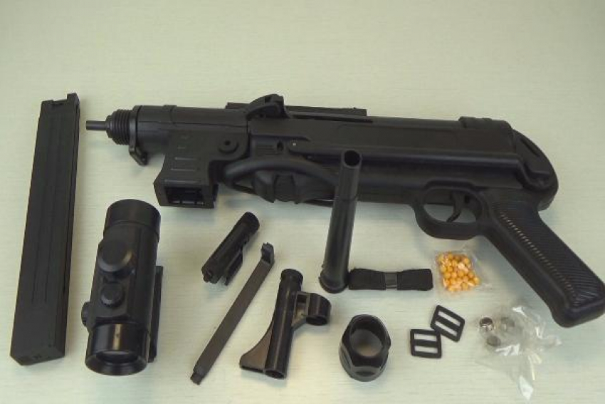 В аэропорту Волгограда игрушку приняли за пистолет-пулемет времен Третьего рейха 