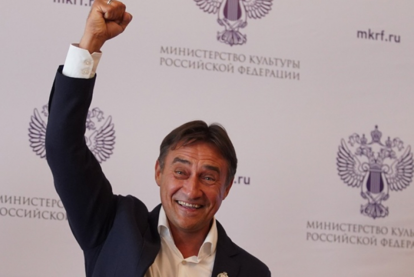 Камиль Ларин провел инструктаж Валерию Карпина перед матчем в Волгограде 