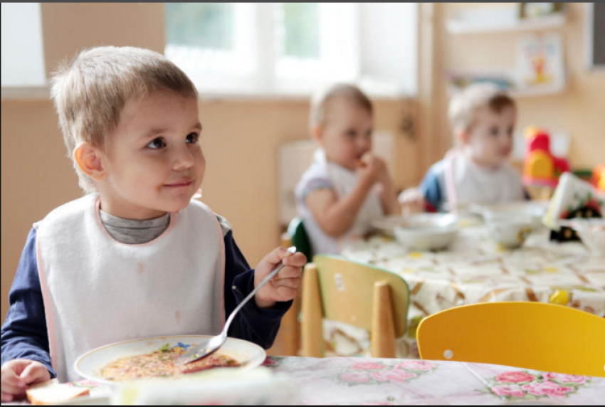 Чиновники создали комиссии по контролю за питанием в детских садах Волгограда