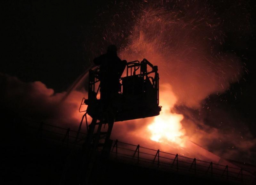 Поздно ночью в 17-этажке в Волгограде  вспыхнул пожар: есть пострадавший