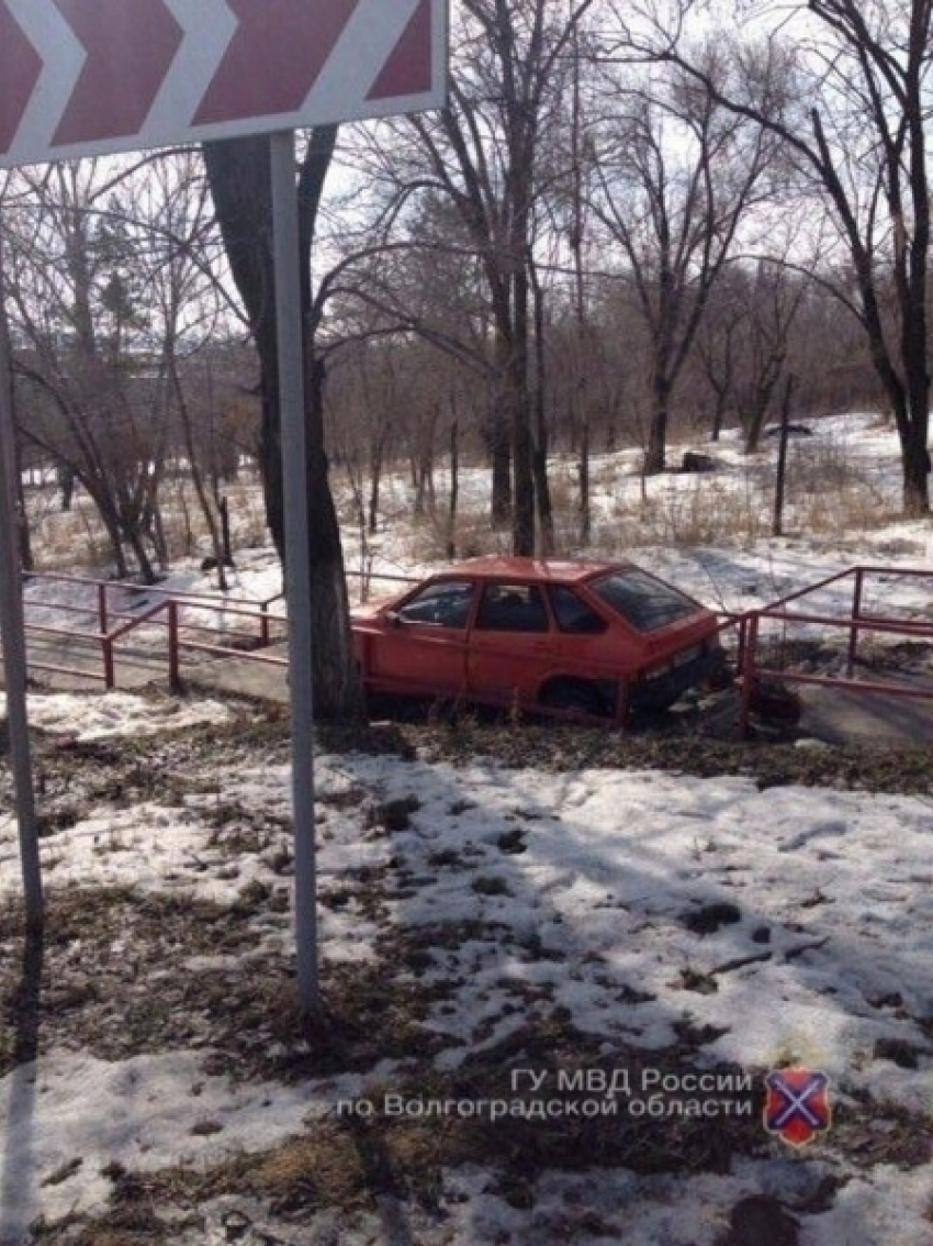 На юге Волгограда водитель врезался в дерево