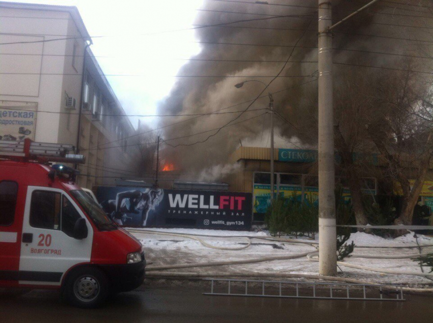 Крупный пожар в Ворошиловском районе Волгограда: взорвался газовый баллон