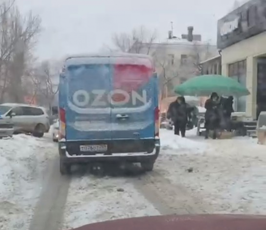 Хамство на дороге водителя Ozon показала во всей красе волгоградка