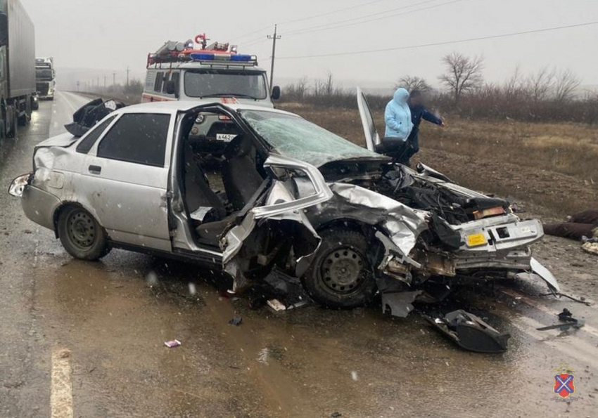 Мужчина погиб, двухлетний пострадал в лобовом ДТП под Волгоградом — видео