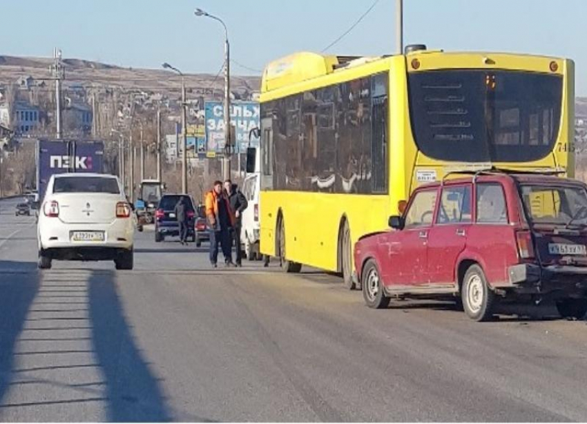  Стали известны подробности ДТП с участием автобуса №77 и двумя легковушками в Волгограде