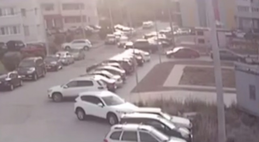 Жесткий наезд: столкновение Ford Focus с 9-летним велосипедистом в Волжском попало на видео