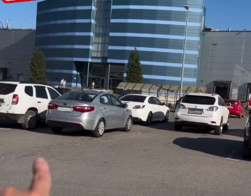 Гениев парковки пристыдила возмущенная москвичка в Волгограде