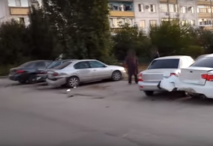 Восемь припаркованных машин протаранил пьяный лихач Renault под Волгоградом