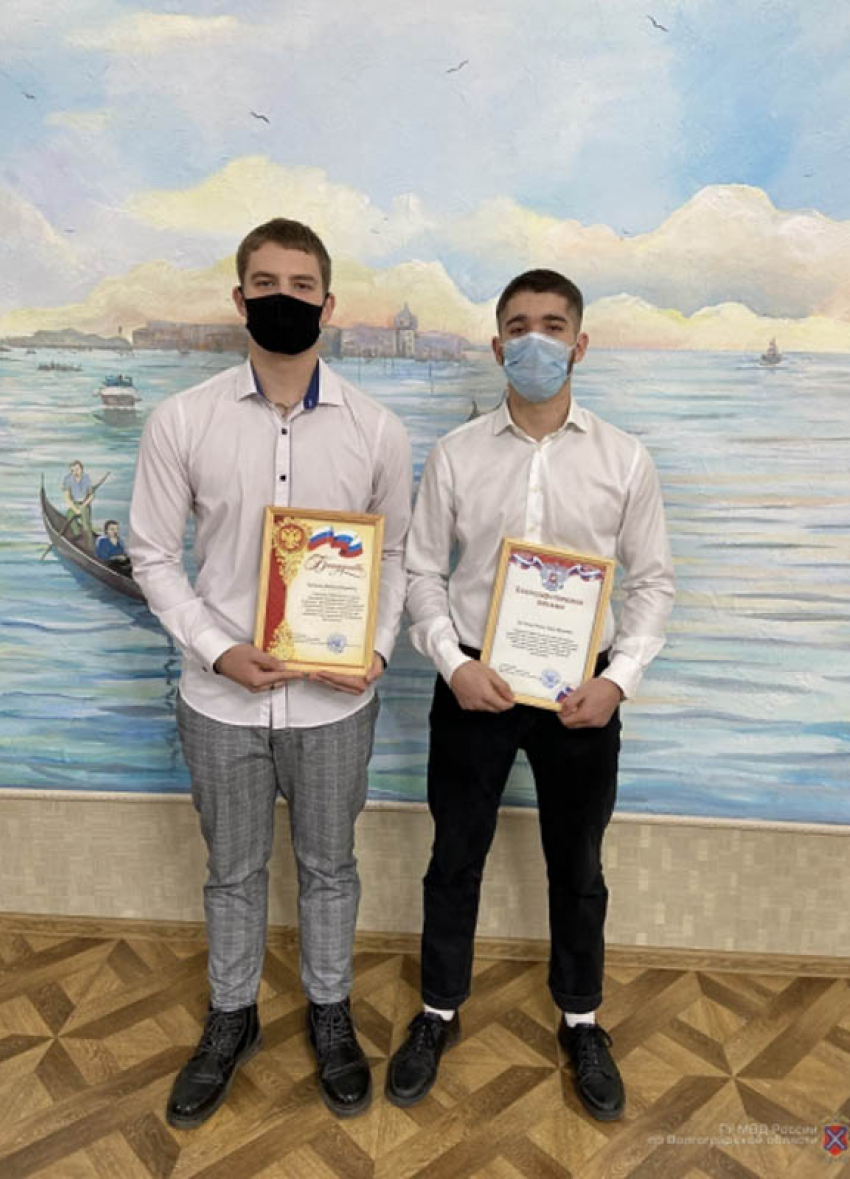 Двух студентов, отличившихся в схватке с преступником, наградили грамотами в Волгоградской области