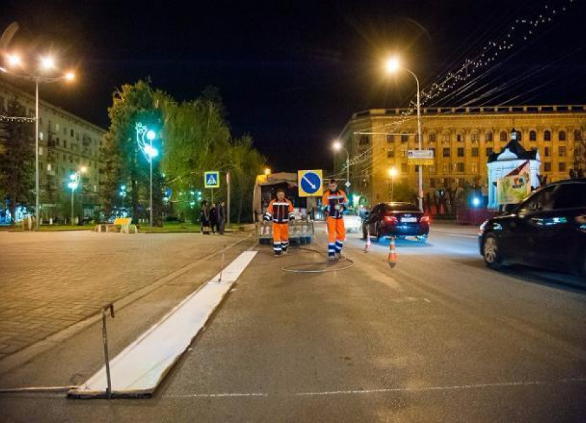 На дороги Волгограда начали наносить разметку