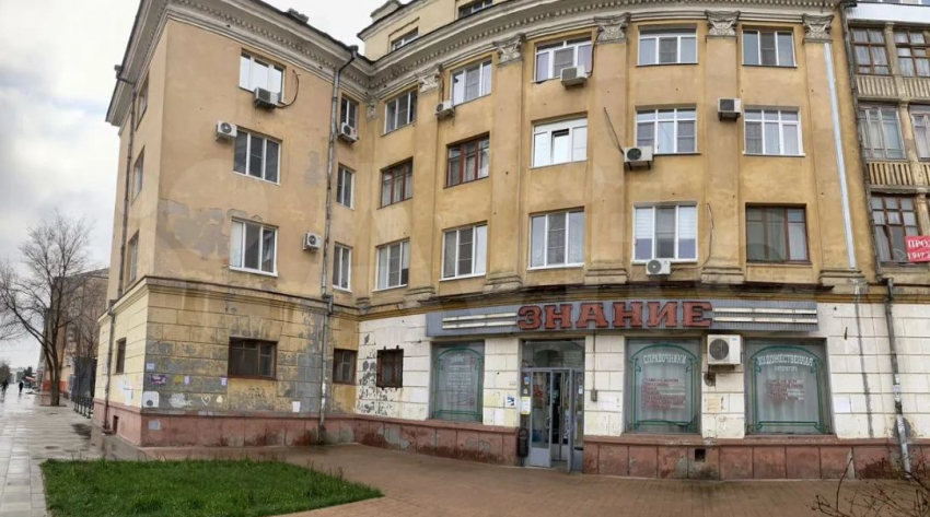 Легендарный книжный магазин в сталинском доме с лепниной продают на севере Волгограда 