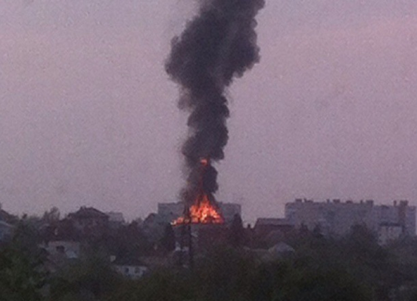 В Волгограде тушат крупный пожар в частном доме