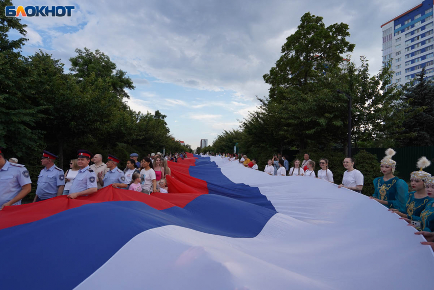 Стометровый флаг пронесли по центру Волгограда на День России 
